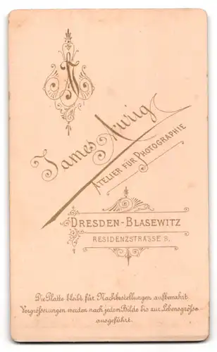 Fotografie James Aurig, Dresden-Blasewitz, Residenzstr. 8, Ältere Dame mit Haube und Kragenbrosche