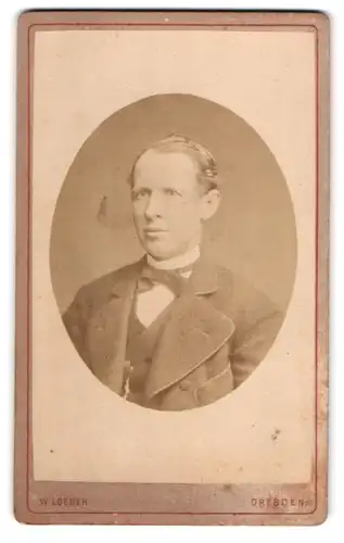 Fotografie Wilhelm Loeber, Dresden-Neustadt, Hauptstr. 19, Junger Herr im Anzug mit Fliege