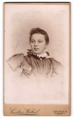 Fotografie Gustav Wetzel, Dresden, Pragerstr. 7, Junge Dame mit zurückgebundenem Haar