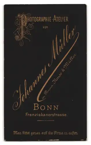 Fotografie Johannes Müller, Bonn, Franziskanerstrasse, Halbwüchsiger Knabe im Anzug mit Buch