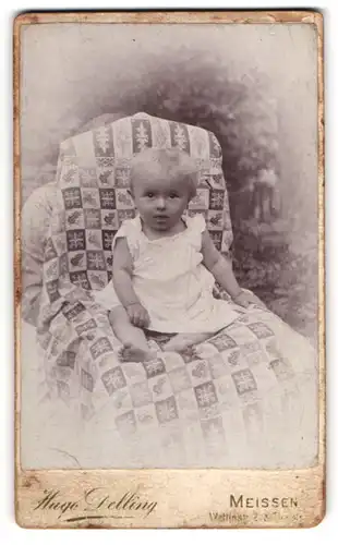 Fotografie Hugo Delling, Meissen, Wettinstr. 2 und Thalstr. 5, Kleines Kind im weissen Hemd