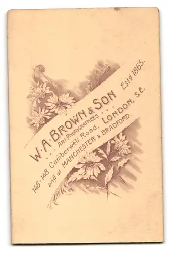 Fotografie W. A. Brown & Son, London, 146-148 Camberwell Road, Kleines Kind in weisser Kleidung