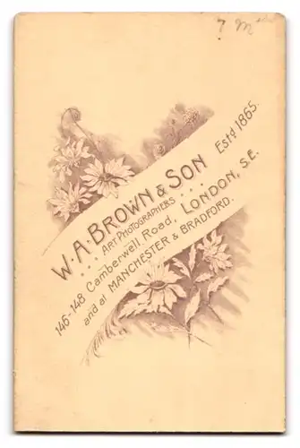 Fotografie W. A. Brown & Son, London, 146-148 Camberwell Road, Süsses Kleinkind in weisser Kleidung