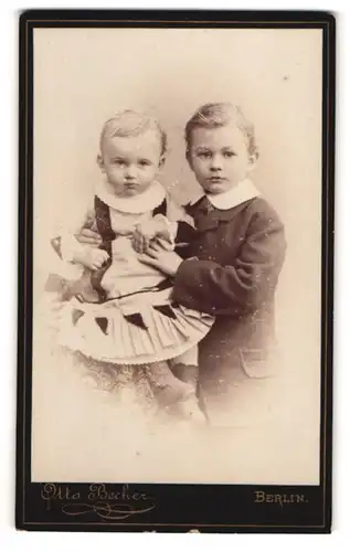 Fotografie Otto Becker, Berlin, Leipziger-Str. 94, Kleiner Junge im Anzug mit Geschwisterchen