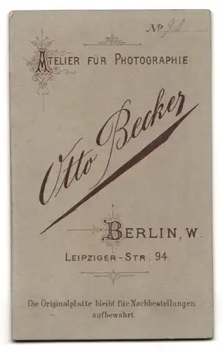 Fotografie Otto Becker, Berlin, Leipziger-Str. 94, Kleiner Junge im Anzug mit Geschwisterchen