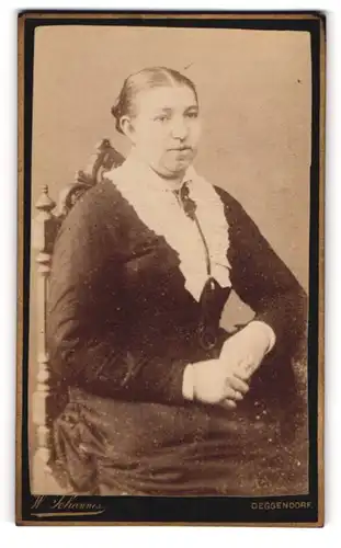 Fotografie W. Johannes, Deggendorf, Junge Dame in zeitgenössischer Kleidung
