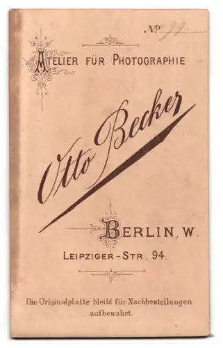 Fotografie Otto Becker, Berlin, Leipziger-Str. 94, Bürgerlicher Herr steht am Tisch