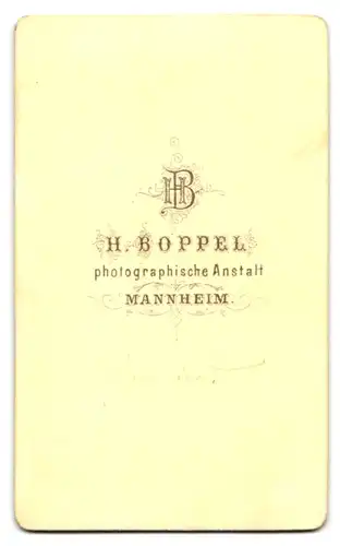 Fotografie H. Boppel, Mannheim, Kleines Kind im weissen Kleid