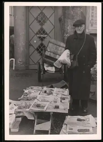 Fotografie unbekannter Fotograf, Ansicht Hamburg-Altona, Zeitungsverkäufer am Bahnhof 1952