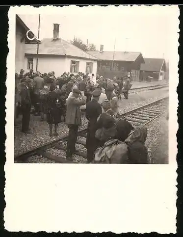 Fotografie unbekannter Fotograf, Ansicht Oberpullendorf, Fahrgäste am Bahnhof stehen im Gleisbett