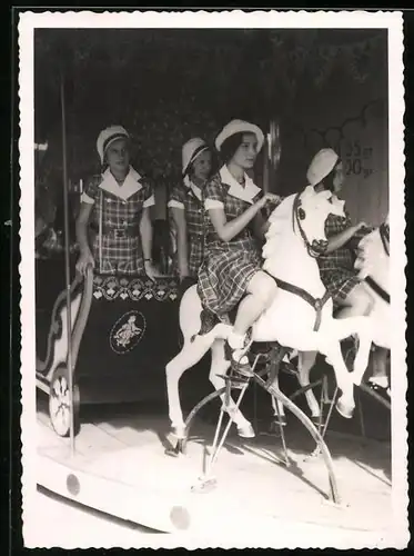 Fotografie unbekannter Fotograf, Ansicht Wien, Mädchen im gleichen Kleid auf einem Karussell - Fahrgeschäft