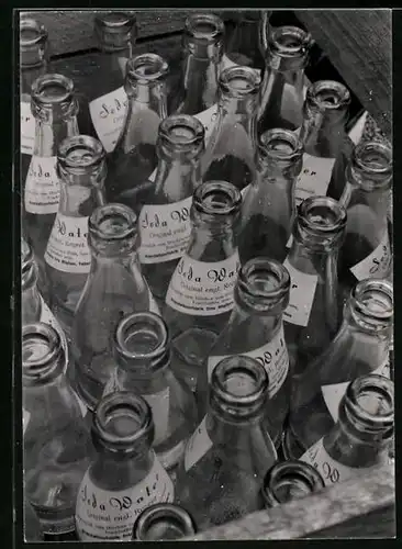 Fotografie Leergut, leere Pfandflaschen, Glasflaschen, Wasserflaschen