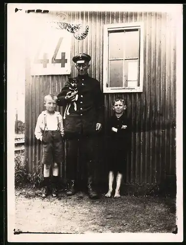 Fotografie Nickolauz Schwarz, Ansicht Braaken bei Hemmingstedt, Eisenbahner & Knaben neben Bahnwärterhütte