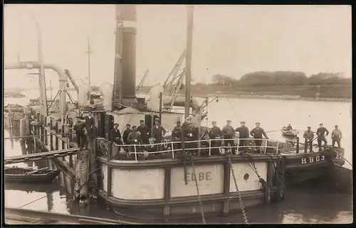 Fotografie Rothe & Co., Hamburg, Baggerschiff Elbe mit Besatzung beim vertiefen der Fahrrinne