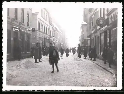 Fotografie unbekannter Fotograf, Ansicht Kempen, Soldaten der Wehrmacht räumen Schnee am Kaisers-Kaffee-Geschäft 1940