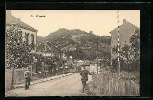 AK St. German, Strassenpartie, Polizist lehnt am Zaun