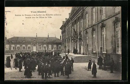AK Toul, Remise du Drapeau dans la cour de l`Hotel de Ville