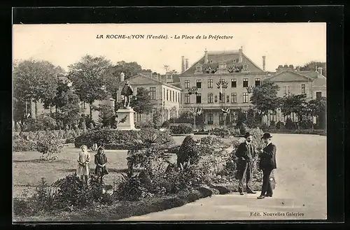 AK La Roche-sur-Yon, La Place de la Préfecture