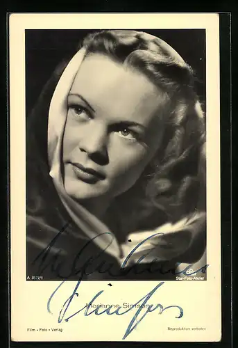 AK Schauspielerin Marianne Simson mit Kapuze zur Seite schauend, Autograph