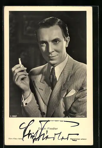 AK Schauspieler Erich Fiedler im Anzug und mit Zigarette, Autograph