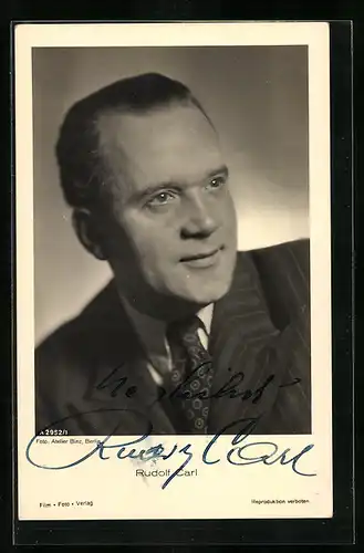 AK Schauspieler Rudolf Carl mit Blick zur Seite im Anzug, Autograph