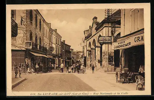 AK Ste-Livrade-sur-Lot, Rue Nationale et la Halle, Hotel de France