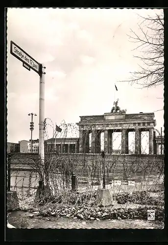 AK Berlin, Brandenburger Tor mit Grenzzaun, Strasse des 17. Juni