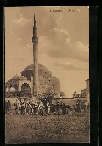 AK Skopje / Ueskueb, Einheimische vor der Moschee