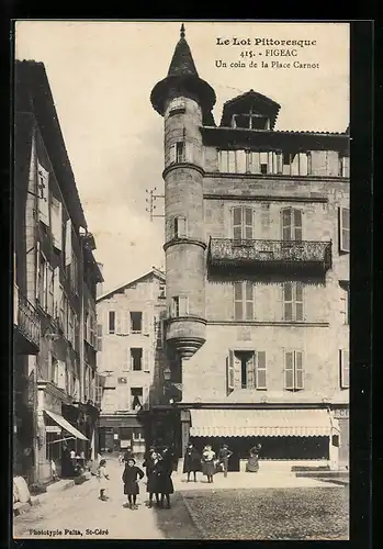 AK Figeac, Un coin de la Place Carnot