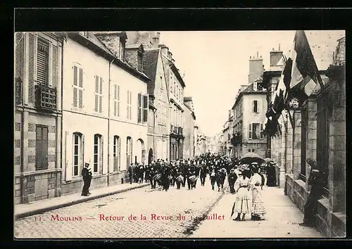 AK Moulins, Retour de la Revue du 14 Juillet, Aufmarsch der Soldaten in Uniform