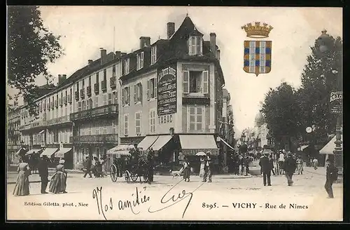 AK Vichy, Rue de Nimes mit Passanten und Kutsche