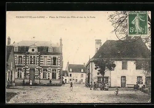 AK Pierrefitte-sur-Loire, Place de l`Hôtel-de-Ville et rue de la Poste