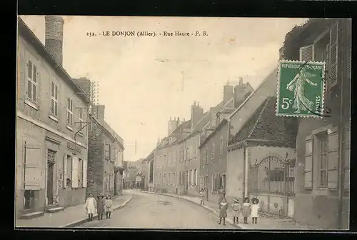 AK Le Donjon, Rue Haute, Strassenpartie