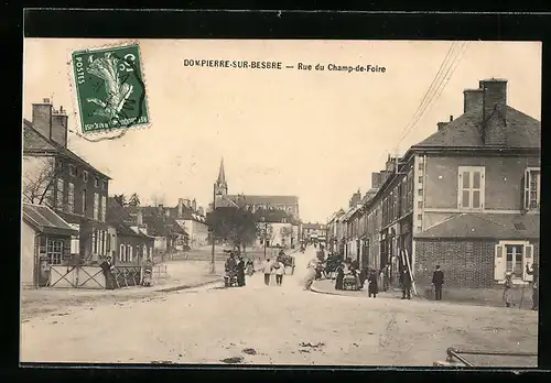 AK Dompierre-sur-Besbre, Rue du Champ-de-Foire, Strassenpartie