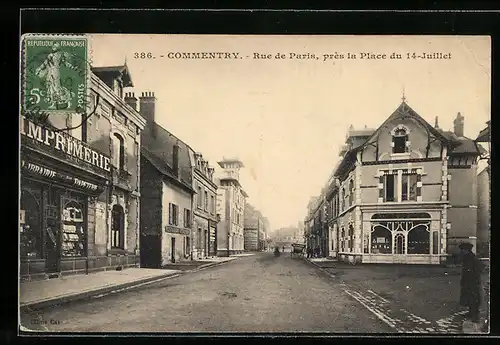 AK Commentry, Rue de Paris près la Place du 14-Juillet, Strassenpartie