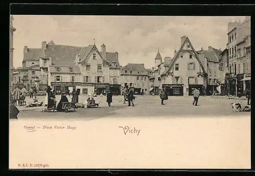 AK Cusset, Place Victor Hugo, Gens sur la Place