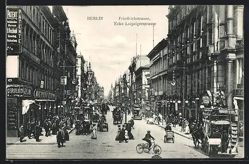 AK Berlin, Friedrichstrasse Ecke Leipziger Str., Kutschen und Mann auf einem Fahrrad