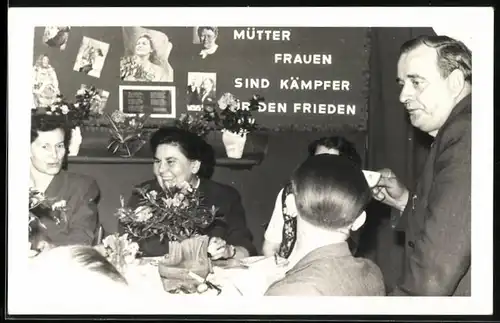 Fotografie DDR-Propaganda, Mütter Frau sind Kämpfer für den Frieden