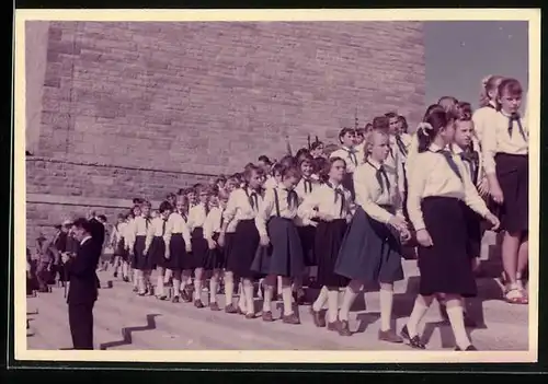 Fotografie DDR, junge Pionier - Mädchen bei einer Kundgebung