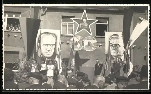 Fotografie DDR-Propaganda, Weltgewerkschaftsbund WGB & Josef Stalin Konterfei im Stern