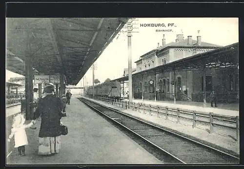 AK Homburg, Dame mit Kind auf dem Bahnhof