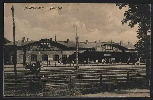 AK Neudietendorf, Bahnhof mit Bahnsteig, von den Schienen gesehen