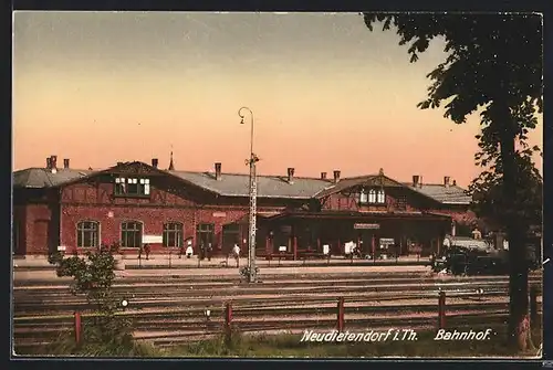 AK Neudietendorf /Th., Bahnhof mit Bahnsteig und Lokomotive, von den Schienen gesehen