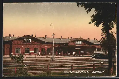 AK Neudietendorf /Th., Bahnhof mit Bahnsteig und Reisenden, von den Schienen gesehen
