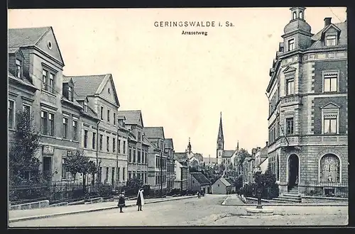 AK Geringswalde i. Sa., Strasse Arraserweg mit Kirche