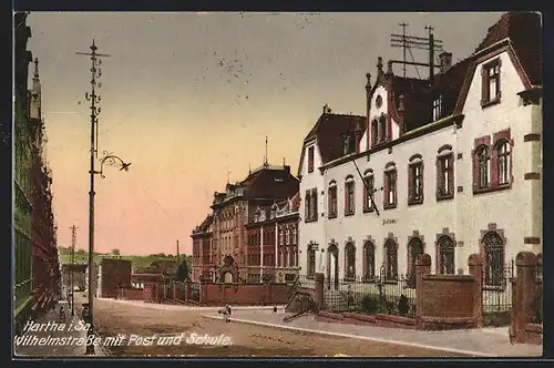 AK Hartha i. Sa., Wilhelmstrasse mit Post und Schule