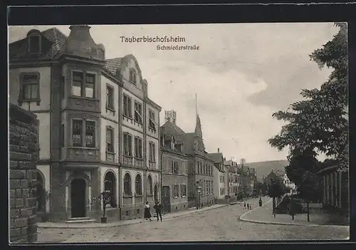 AK Tauberbischofsheim, Schmiederstrasse mit Passanten