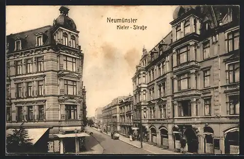 AK Neumünster, Kieler-Strasse mit Passanten