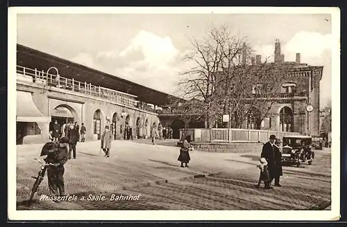 AK Weissenfels a. Saale, Partie vor dem Bahnhof