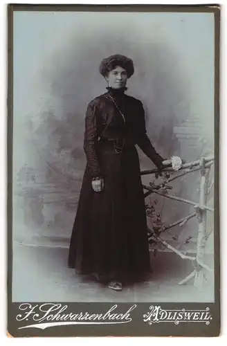 Fotografie I. Schwarzenbach, Adlisweil, Dame in elegantem schwarzem Kleid